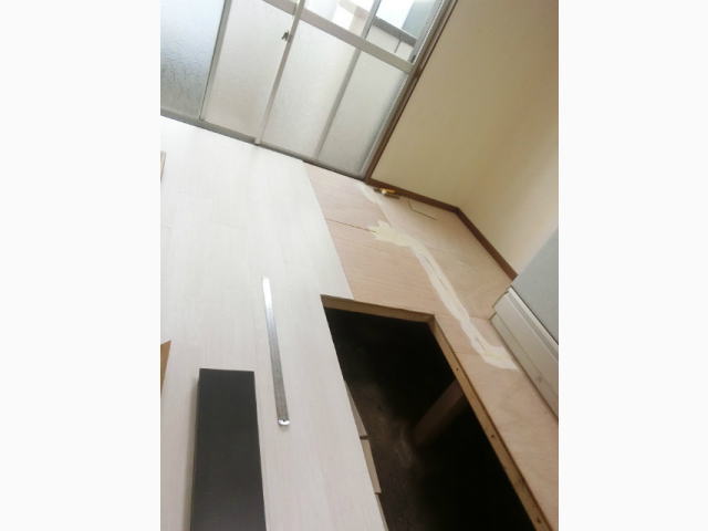 キッチン床補強・フロアータイル施工中