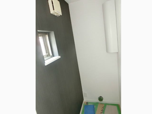 3Fトイレ アクセントクロス施工・収納設置